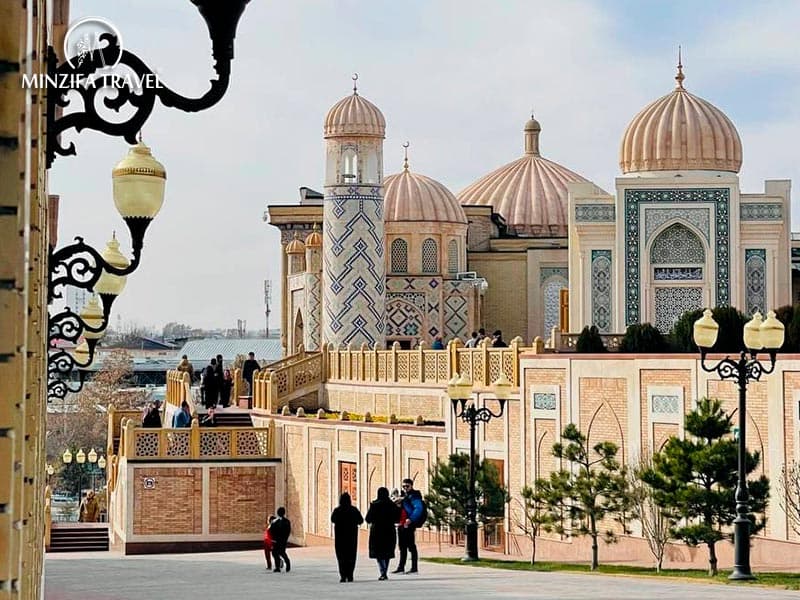 Pilaw at 5 a.m. and PIN-code of a bank card: what surprises tourists in Uzbekistan