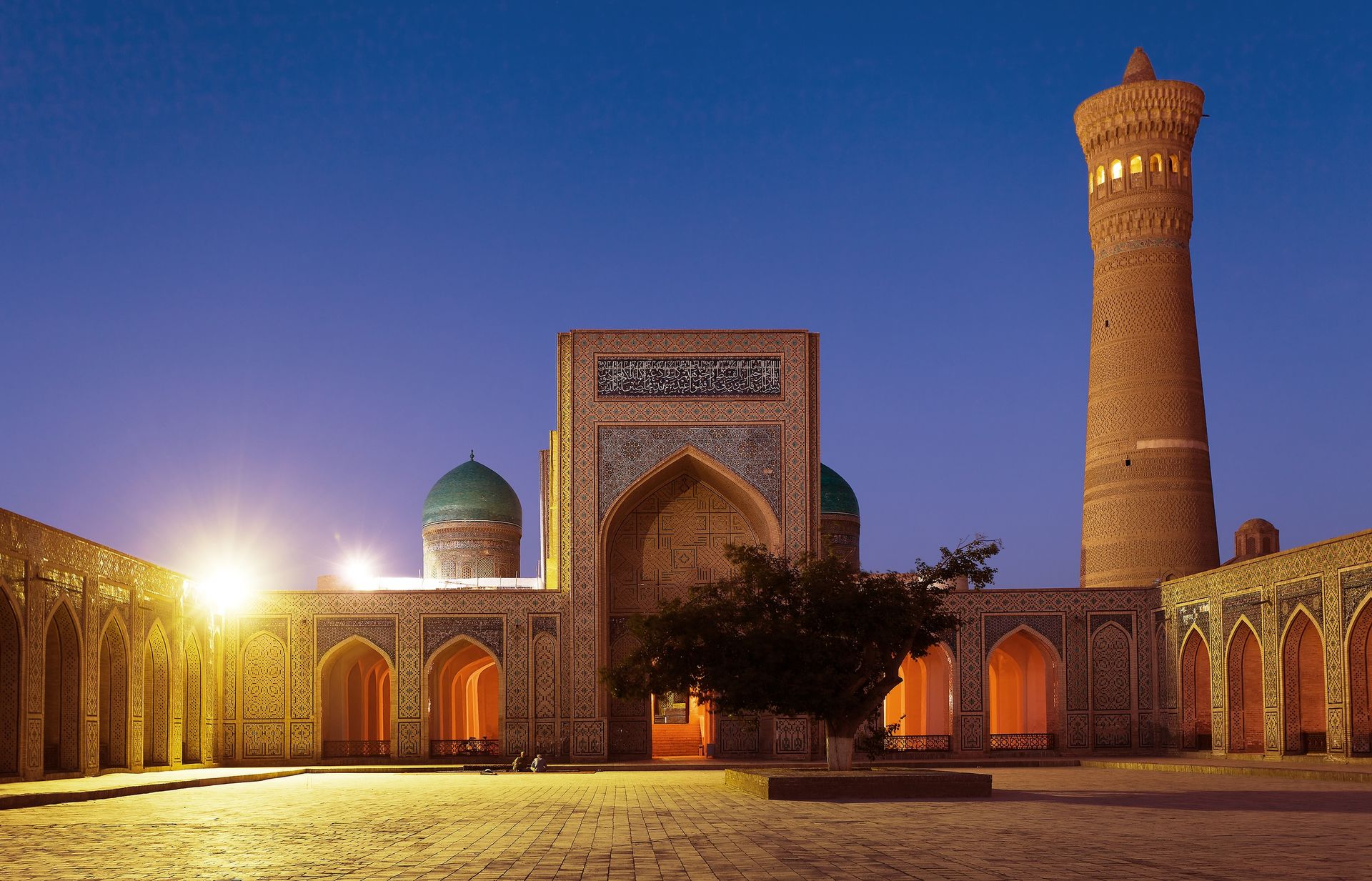 Unveiling the Journey: Who Traveled the Silk Road and Why? Discover with Minzifa Travel